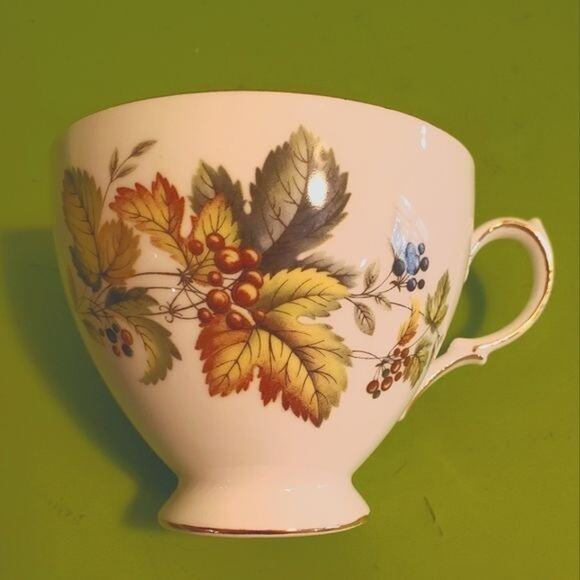 QUEEN ANNE BONE CHINA TEA CUP 8224 - Picture 1 of 4